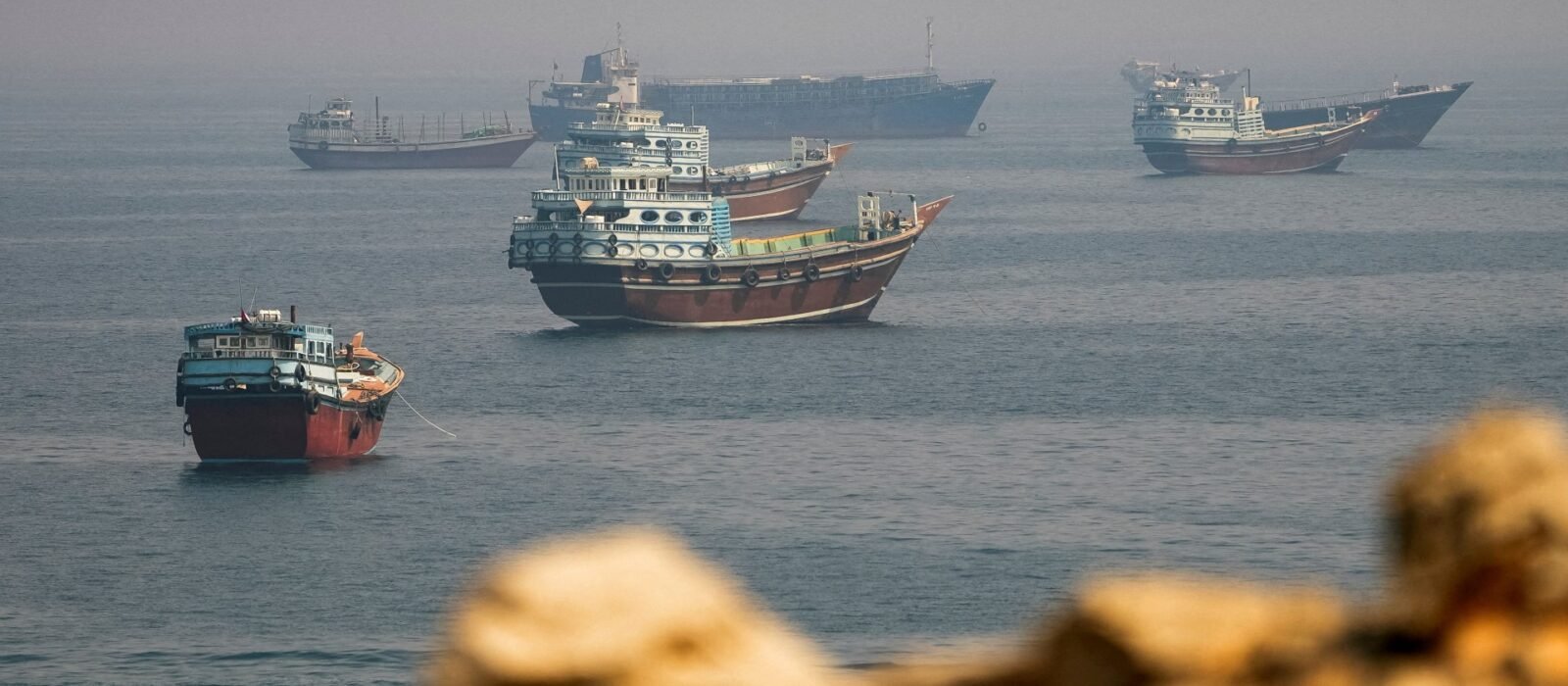 Omã adia reunião sobre Ormuz, navio é atingido e o Brent volta a superar US$ 108