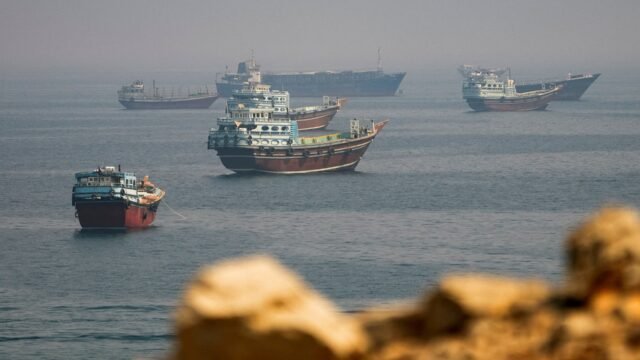 Omã adia reunião sobre Ormuz, navio é atingido e o Brent volta a superar US$ 108