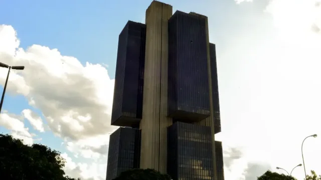 No Brasil, o mercado aposta em caminho oposto: corte da Selic para 13,75%