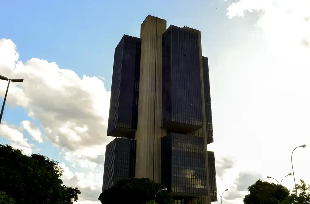 No Brasil, o mercado aposta em caminho oposto: corte da Selic para 13,75%