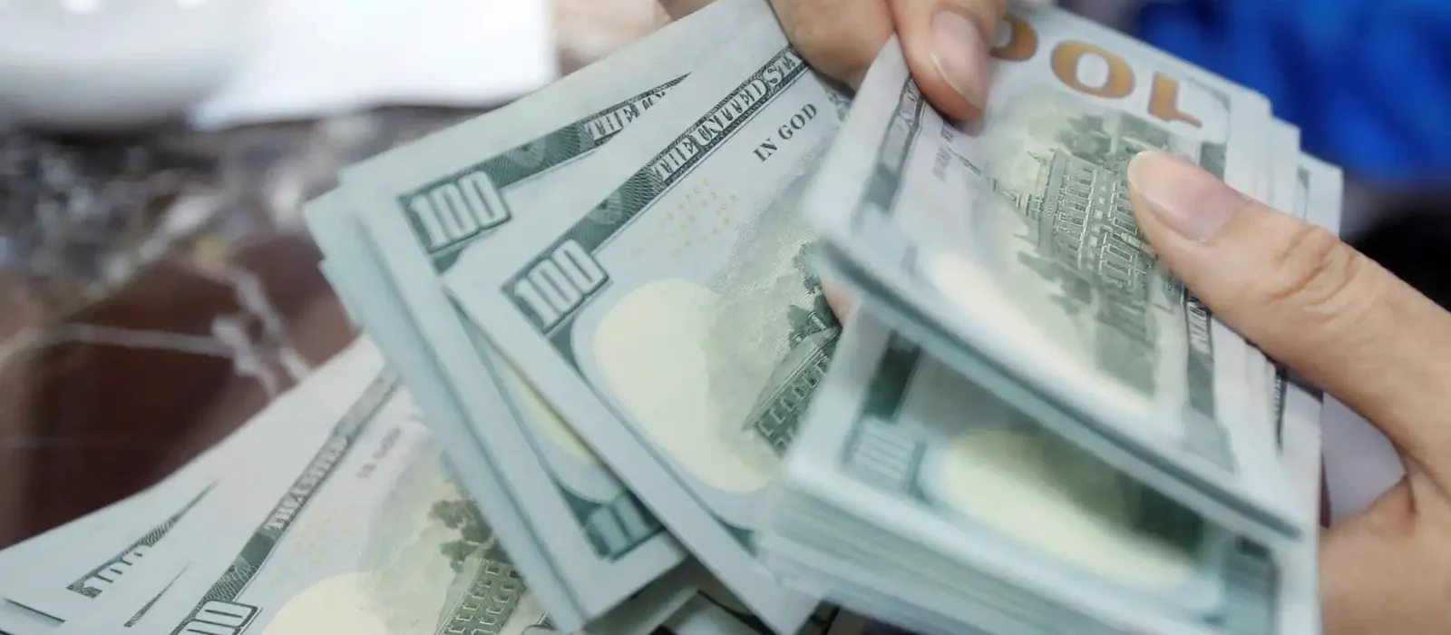 Ibovespa fecha a 185,5 mil pontos e dólar volta a R$ 5,14 com petróleo, STF e minério