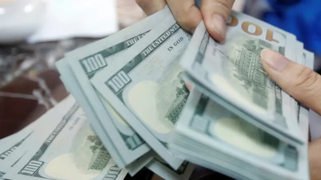 Ibovespa fecha a 185,5 mil pontos e dólar volta a R$ 5,14 com petróleo, STF e minério
