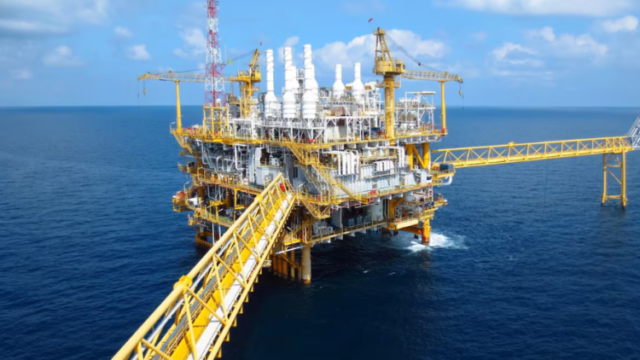 Escalada no Estreito de Ormuz derruba o tráfego de navios e leva o Brent para perto de US$ 100