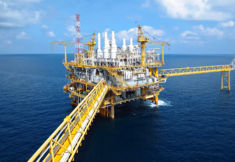 Escalada no Estreito de Ormuz derruba o tráfego de navios e leva o Brent para perto de US$ 100