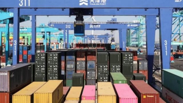 China tem superávit comercial de US$ 119,1 bilhões em agosto, puxado por carros e itens de alta tecnologia